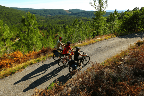 3 cycliste sur la route des Cévennes d'Ardèches