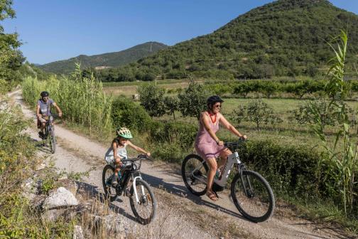 Une famille à vélo