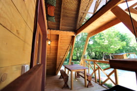 Terrasse et salle à manger- la cabane en A-camping les Ecureuil-Recoubeau Jansac