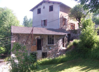 le moulin à meule au pied des chambres