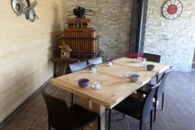 Gîte de l'Artisan-Vigneron à Fleurie (Rhône - Beaujolais des crus - vignoble) : table dans la pièce de jour.