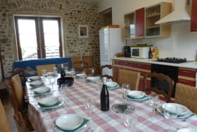 Grand gîte (15 personnes) 'Les 5 Pieds de Vigne' à Emeringes (Rhône -Beaujolais) : le coin-repas. 