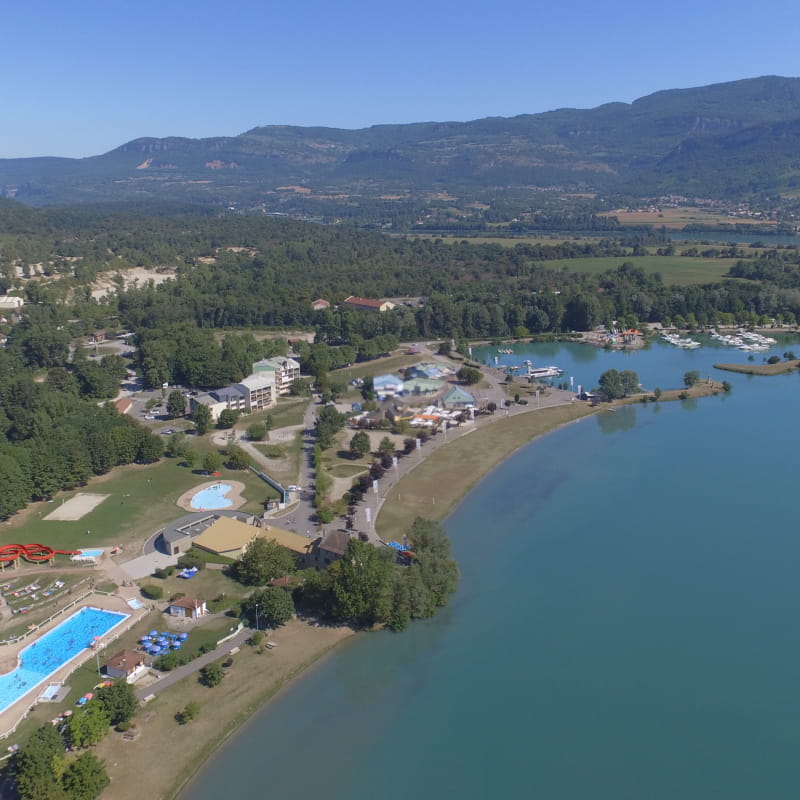 Situé en bord de Rhône, sur le tracé Viarhôna, la base de loisirs de la Vallée Bleue propose une multitude d'activités pour toute la famille.