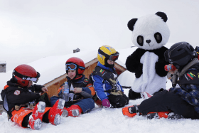 Premières sensations de glisse au Village Yeti, encadrées par des moniteurs de ski diplômés