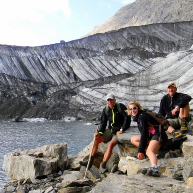 Groupe en randonnée au pied d'un glacier