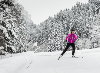 Skieuse nordique sous les flocons