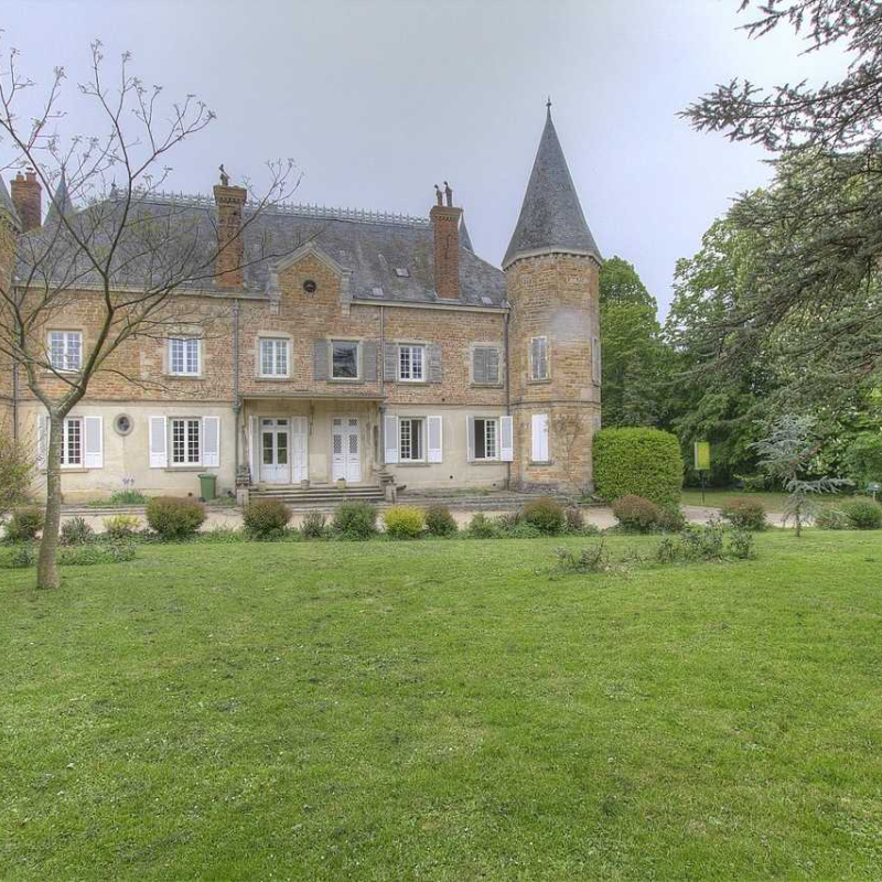 le gîte se situe au RDC du Château de la Griffonnière. 