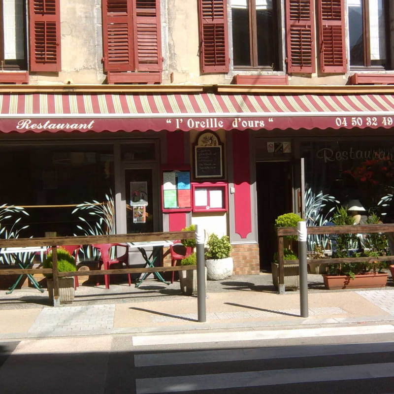 Façade du restaurant traditionel en centre ville de Faverges