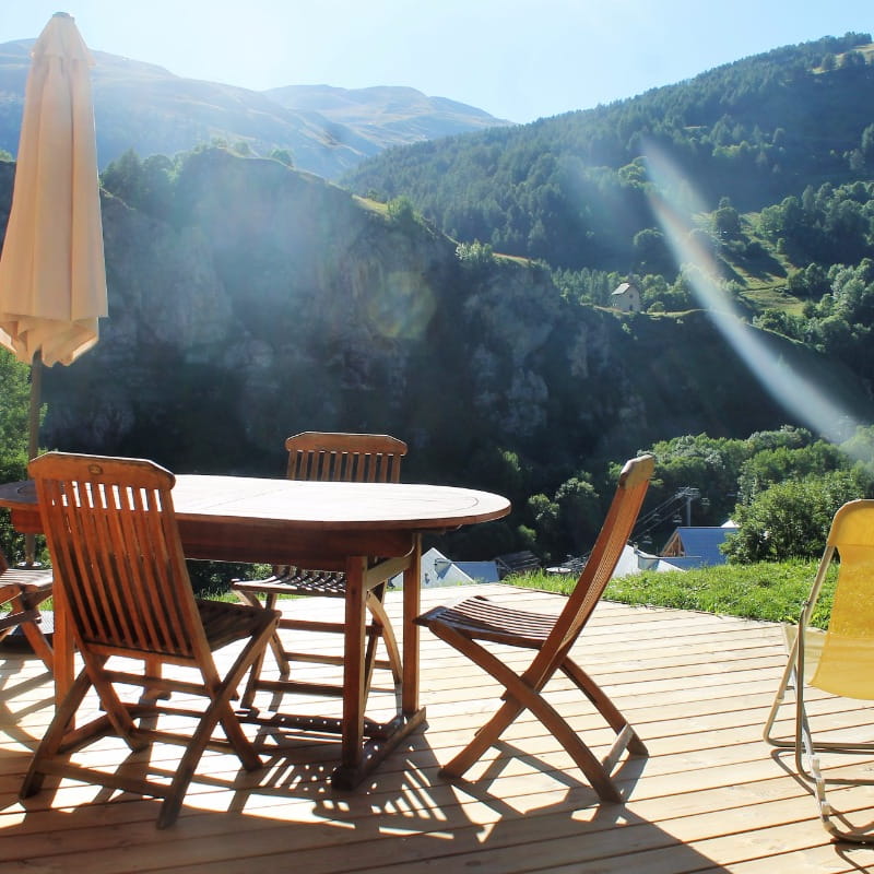 Belle terrasse vue sur montagne et la chapelle Saint-Pierre