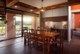 le salon, la salle à manger et la cuisine donnent sur la terrasse avec une grande baie vitrée aux panneaux coulissants