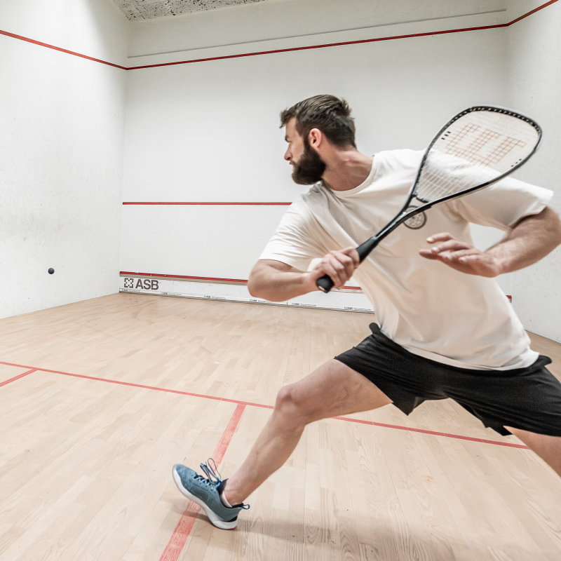 Sportifs en train de jouer au squash dans la salle de squash du Centre Aquasportif de Val d'Isère