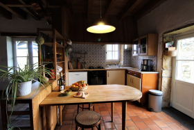 Grand gîte (12 personnes) 'La Maison du Crêt' à Rivolet (Rhône - Beaujolais - proximité de Villefranche - Nord de Lyon) : séjour, espace cuisine.