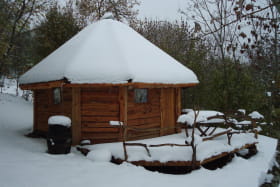 Cabane sous la neige