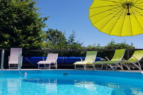 Gîte 'La Calade' - Le Perréon (Rhône - Beaujolais) : piscine et chaises longues.