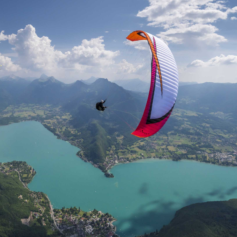 Vol en parapente au dessus du lac Annecy