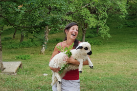 Angélique Doucet avec sa chèvre