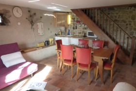 Gîte/maison de vacances 'Les Mûriers de la Rafilière' à Saint-Martin-en-Haut (Rhône-Monts du Lyonnais - Ouest de Lyon) : pièce de jour, espace repas et escaliers d'accès à l'étage.