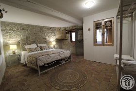 Gîte 'Domaine de la Fée-licité' à Jullié (Rhône - Beaujolais vignobles) : la chambre avec grand lit de 160 cm.