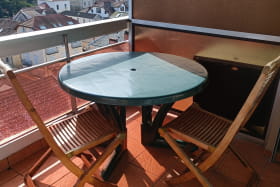 Table avec chaises en teck sur balcon