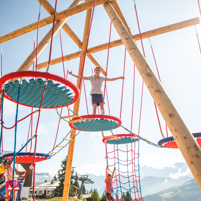 Une structure à grimper sur l'aire de jeux panoramique des Portes du Mont-Blanc - Megève le Jaillet face au Mont-Blanc