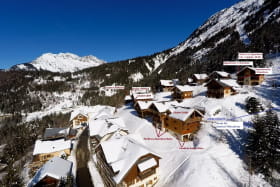 Secteur chalets Pré-Genty A droite: accès/départ à ski / Chalet Les Eglantines