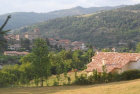 'Le Noyer' avec le village de Désaignes en arrière-plan.