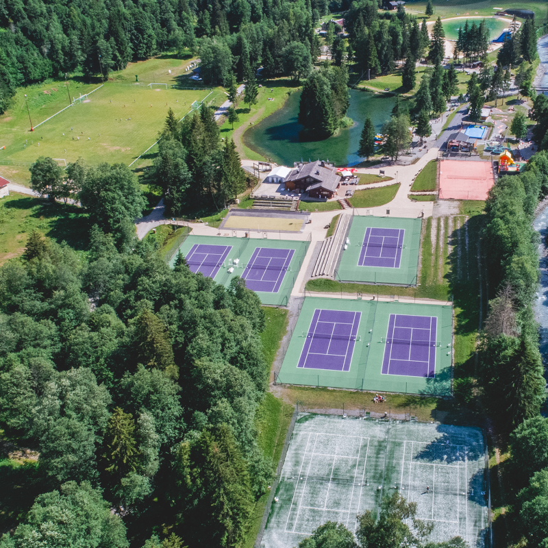 Les huit courts du tennis club des Contamines, dans le parc de loisirs du Pontet