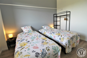Gîte 'Les Romatières' à Chaponnay (Rhône - Plaine de Lyon - Sud-Est Lyonnais - Proximité d'Eurexpo) : chambre à 2 lits, à l'étage.