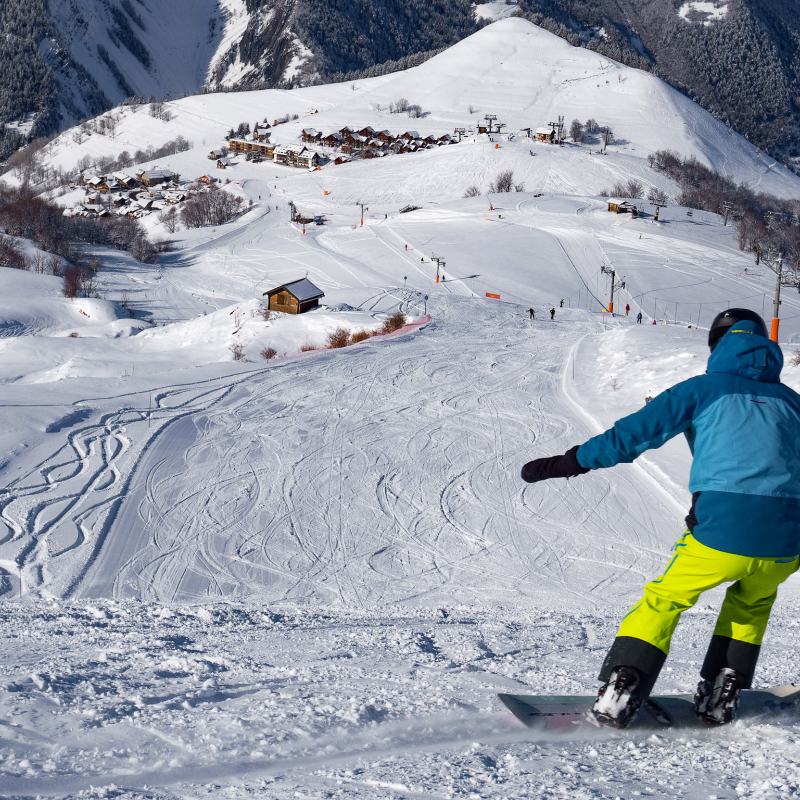 Snowboarder sur les pistes d'Albiez
