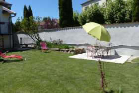 Gîte de la Grande Rue à Propières (Rhône - Beaujolais Vert) : le jardin.