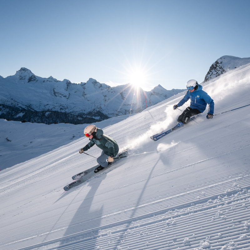 Ski en duo sur le domaine de ski alpin du Grand-Bornand