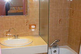 Photo de la salle de bains : baignoire et lavabo.