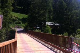 à Val Cenis-Lanslebourg, l'entrée du camping via le pont sur l'Arc.