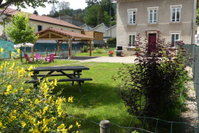 Gîte 'Le Jacquard' à Cublize (Rhône - Beaujolais Vert - Lac des Sapins) : la maison complètement indépendante sur son terrain.