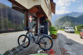 Hôtel Le Tatami à Valloire - vélo garé