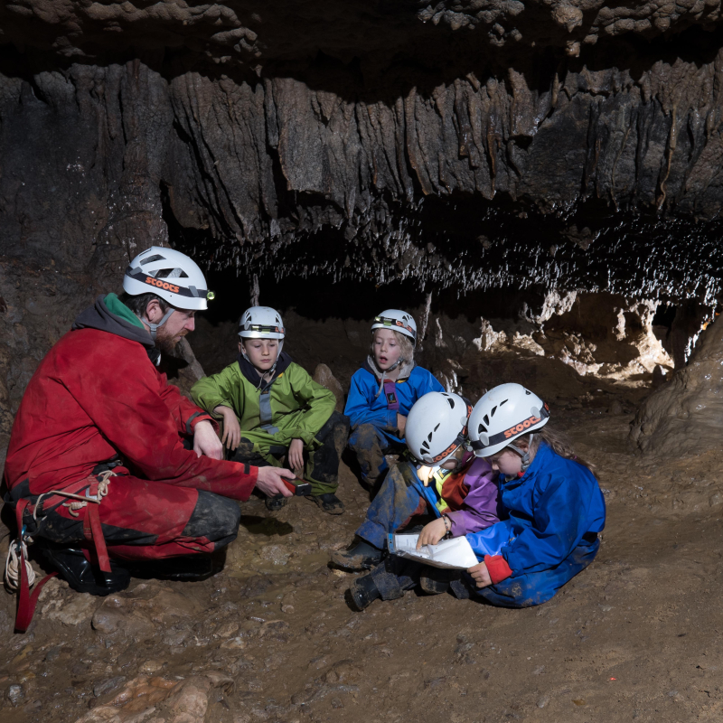 Découverte Famille au départ des Grottes de Vallon avec les Guides Spéléo