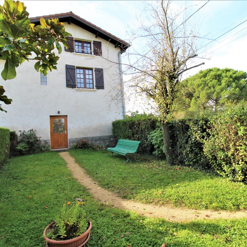 Gîte 'La Grange des Vignes Rouges' à Brindas (Rhône - Ouest Lyonnais) : la maison comportant 2 gîtes avec entrée commune.