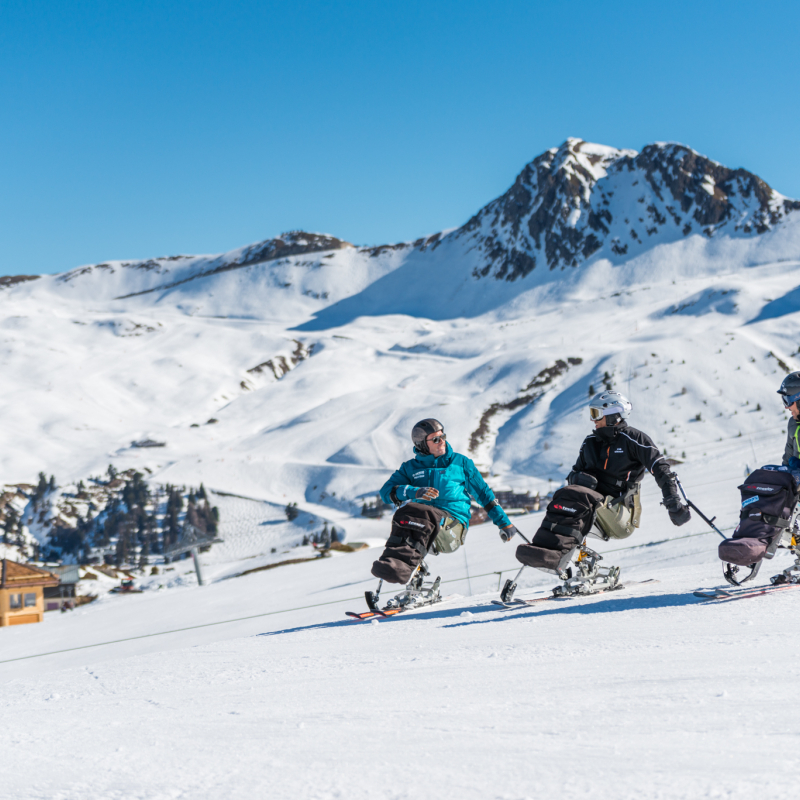 Les moniteurs spécialement formés, sont patients et attentifs et vous conduiront progressivement vers l’autonomie à ski.