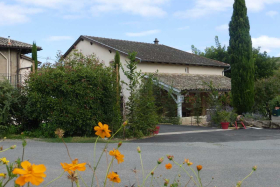 Gîte 'Domaine Gouillon - Petite Grange' à Quincié-en-Beaujolais (Rhône, vignobles Beaujolais) : la maison à l'entrée de la propriété.