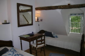 chambres d'hôtes Le Vieux Bellevue à VIEURE dans l'Allier en Auvergne,chambre bleue, 2 lits simples.
