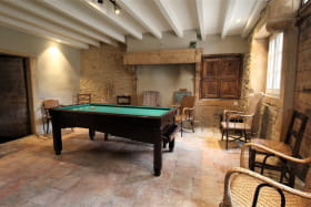 La maison sur la colline - Boistrolles (gîte pour 15 personnes avec piscine) à Val d'Oingt (Rhône - Beaujolais des pierres Dorées) : la salle de billard au rez-de-chaussée.