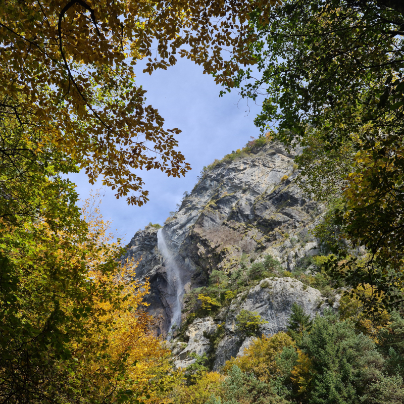trouée sur la cascade d'Arpenaz en automne