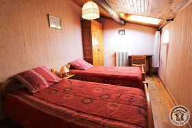 Gîte 'La Grange des Vignes Rouges' à Brindas (Rhône - Ouest Lyonnais) : la chambre (2 lits).