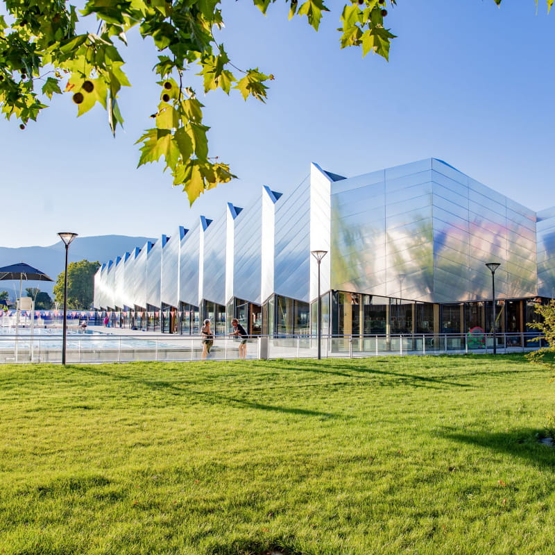 Vue générale de la piscine aqualudique du Stade à Chambéry