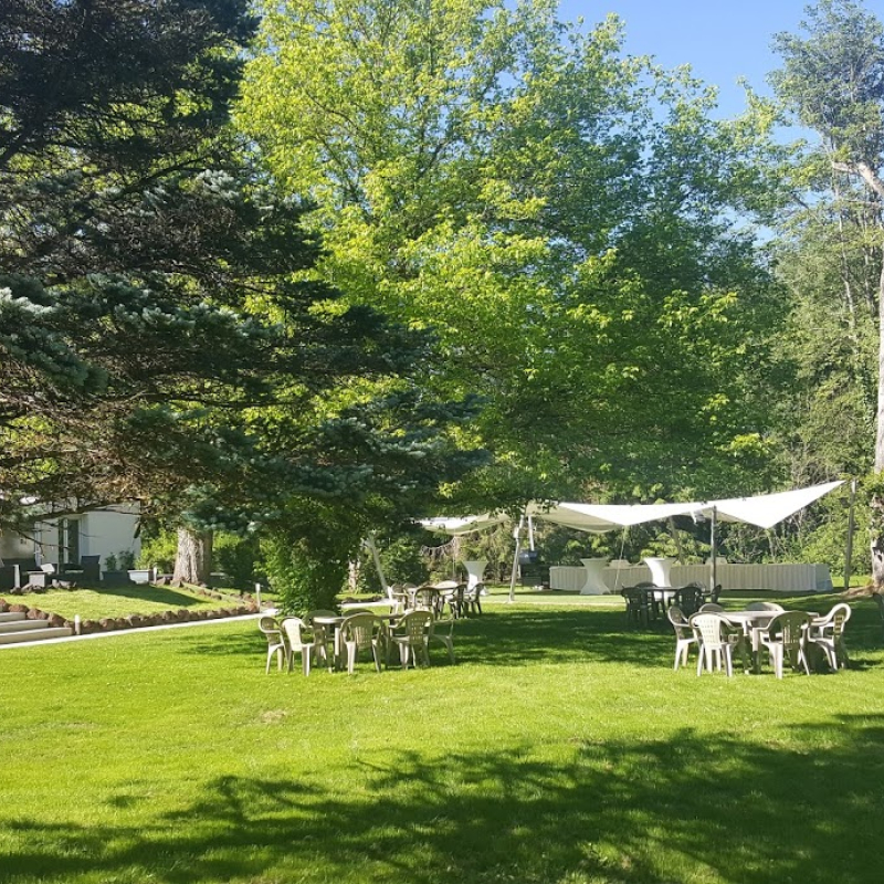 Terrain clos et arboré avec terrasse