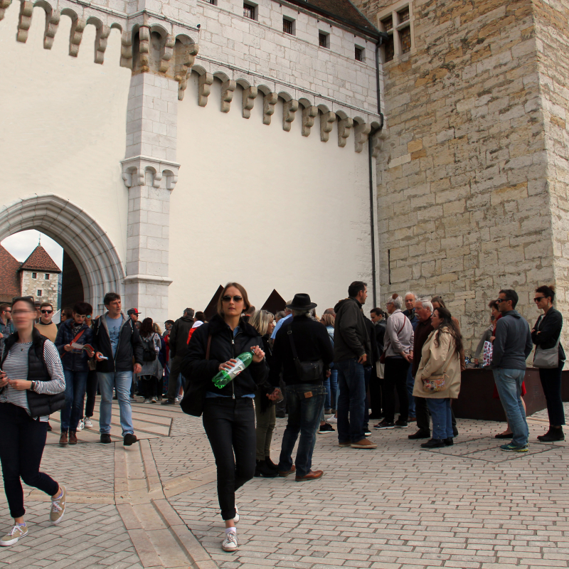 Photo de la file de visiteurs devant le château d'Annecy