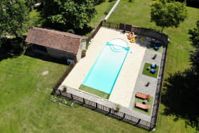 La piscine de 12m par 5m dans un grand espace clos et protégé (barrières aux normes européennes). Pompe à chaleur et volet de protection.