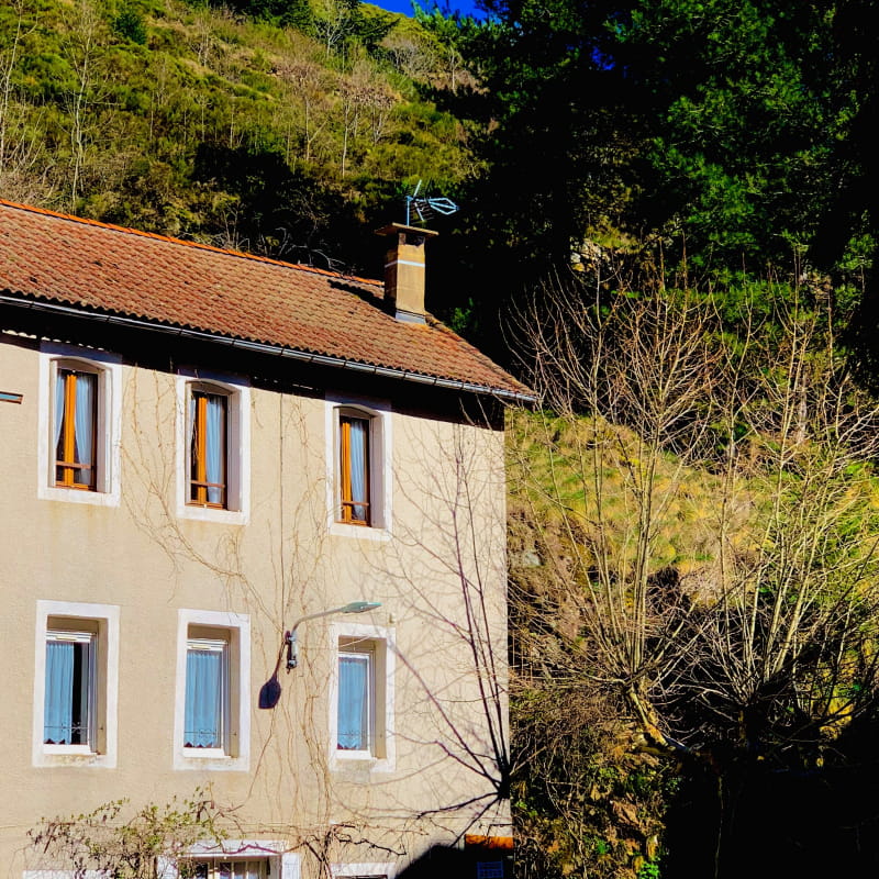 Appartement confort 1er étage en face des thermes dans belle maison de village au coeur de l'Ardèche