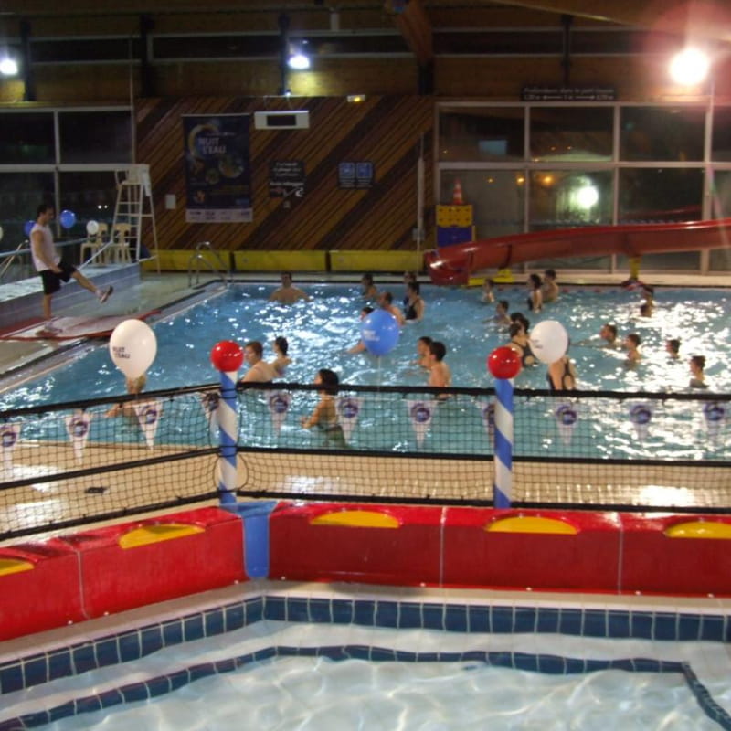 piscine couverte avec toboggans