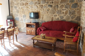 Gîte 'L'Echilette' à Montrottier (Rhône - Monts du Lyonnais) : pièce de jour, espace salon.